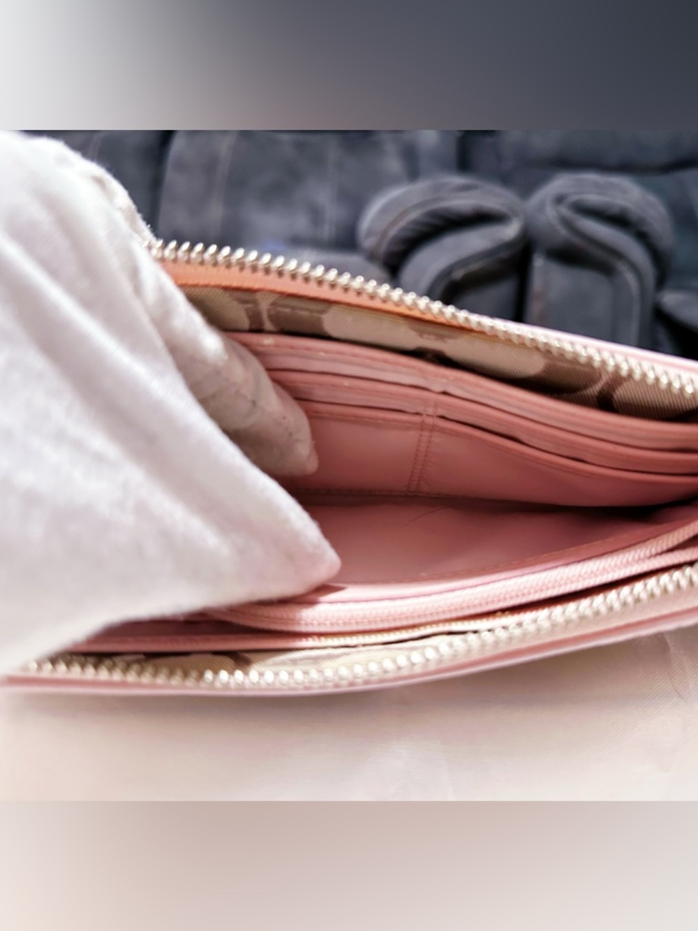 Vintage COACH Khaki Signature Canvas Zip Wallet with Pale Pink Trim - Picture 14 of 17